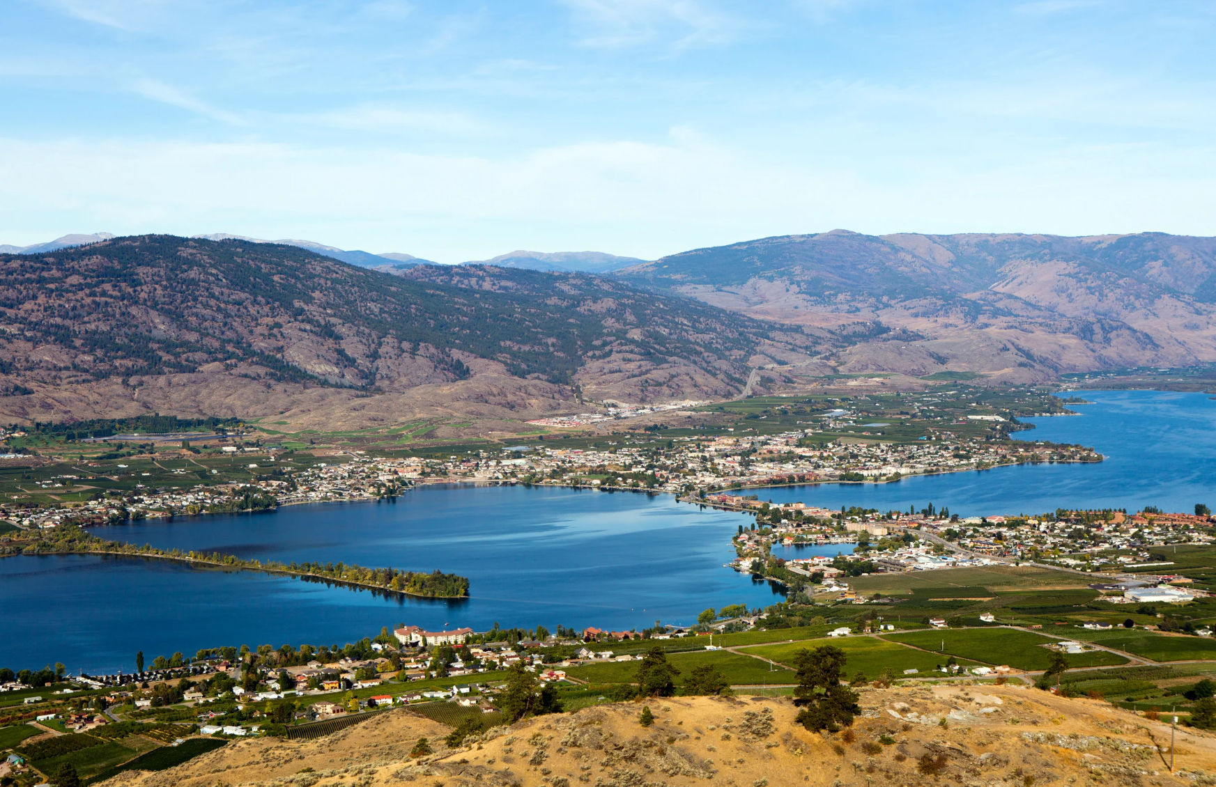 Image of Osoyoos lake and background mountains